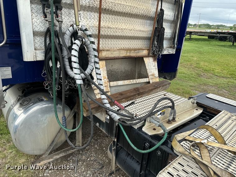 image for item EJ2725 2011 Peterbilt 386 semi truck