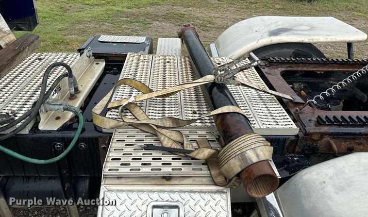 image for item EJ2725 2011 Peterbilt 386 semi truck