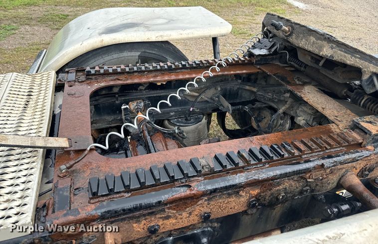 image for item EJ2725 2011 Peterbilt 386 semi truck