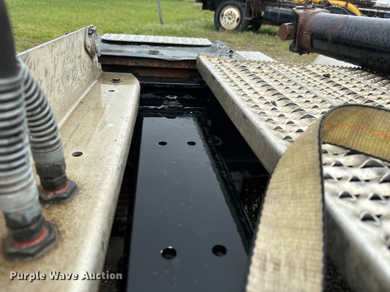 image for item EJ2725 2011 Peterbilt 386 semi truck