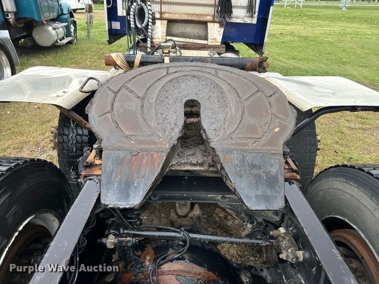 image for item EJ2725 2011 Peterbilt 386 semi truck