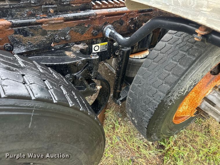 image for item EJ2725 2011 Peterbilt 386 semi truck