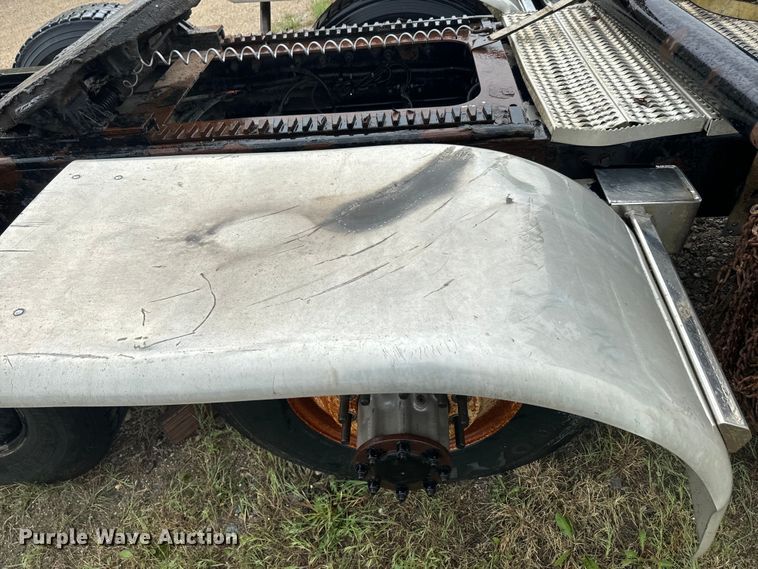 image for item EJ2725 2011 Peterbilt 386 semi truck