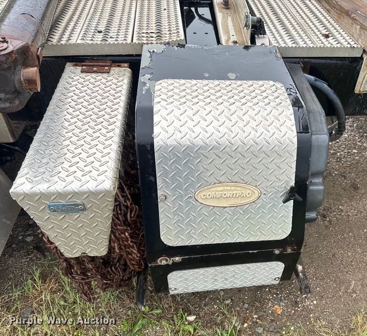 image for item EJ2725 2011 Peterbilt 386 semi truck