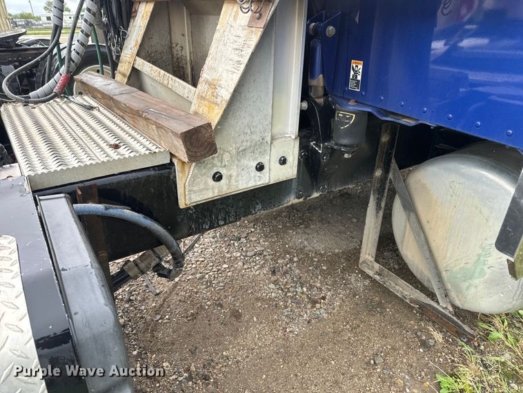 image for item EJ2725 2011 Peterbilt 386 semi truck