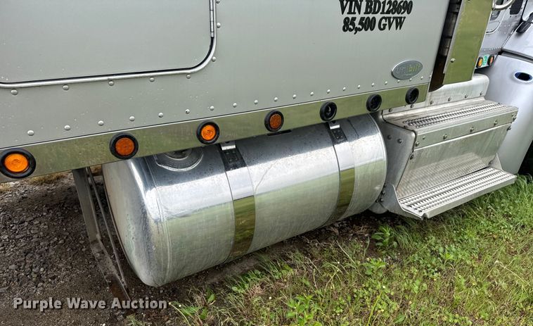 image for item EJ2725 2011 Peterbilt 386 semi truck