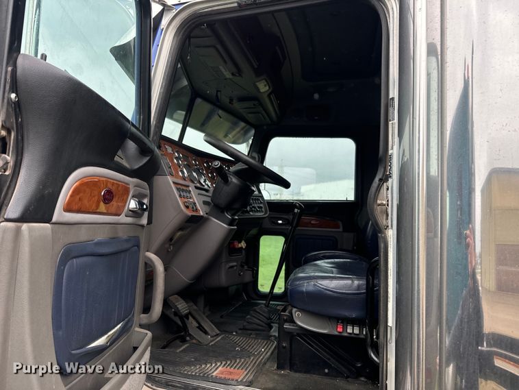 image for item EJ2725 2011 Peterbilt 386 semi truck