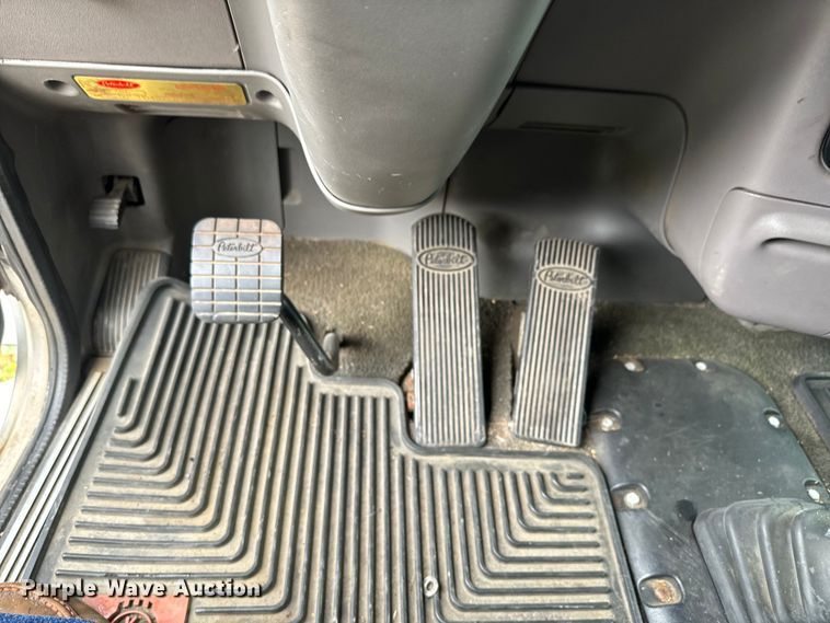 image for item EJ2725 2011 Peterbilt 386 semi truck