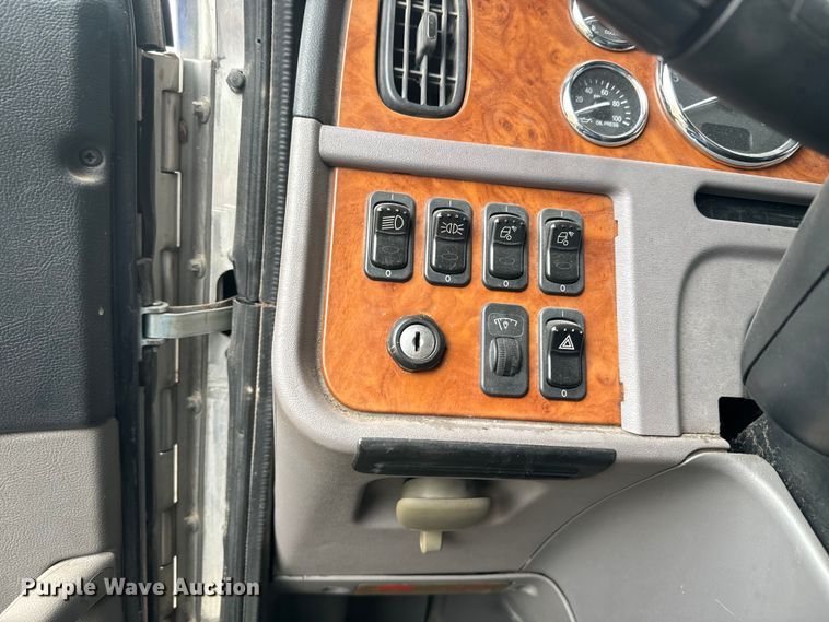 image for item EJ2725 2011 Peterbilt 386 semi truck