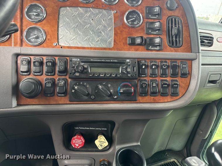 image for item EJ2725 2011 Peterbilt 386 semi truck