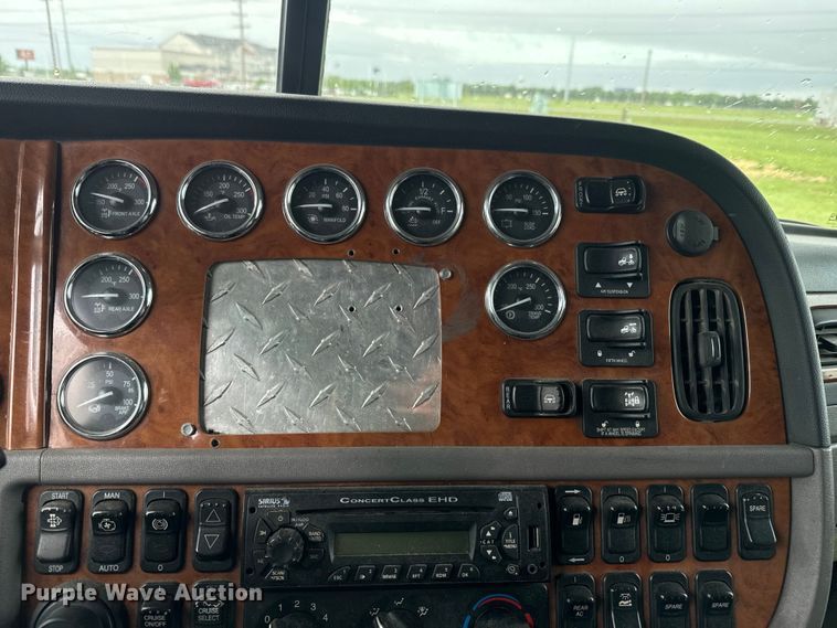 image for item EJ2725 2011 Peterbilt 386 semi truck