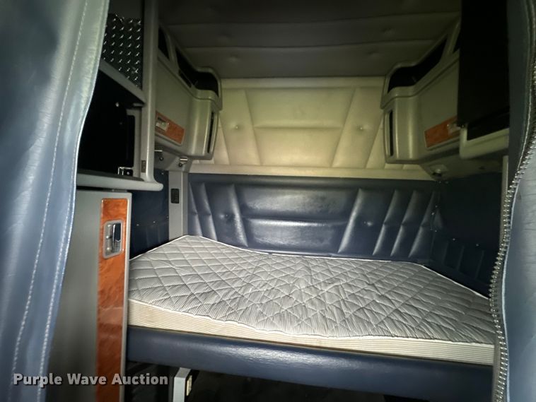 image for item EJ2725 2011 Peterbilt 386 semi truck