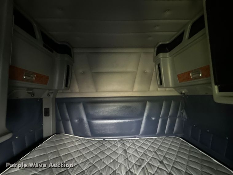 image for item EJ2725 2011 Peterbilt 386 semi truck