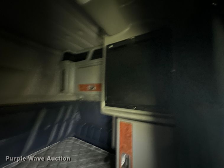 image for item EJ2725 2011 Peterbilt 386 semi truck