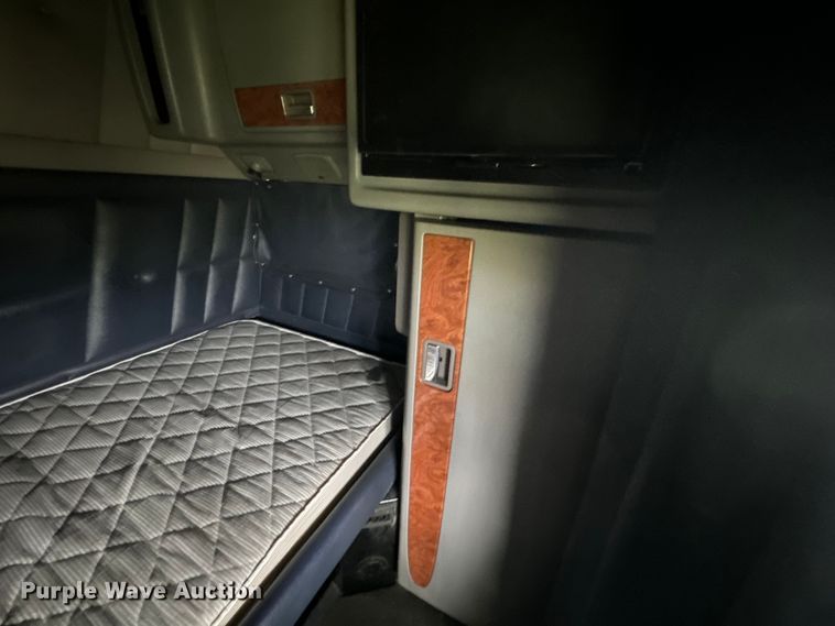 image for item EJ2725 2011 Peterbilt 386 semi truck