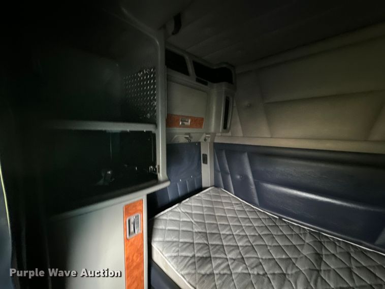 image for item EJ2725 2011 Peterbilt 386 semi truck