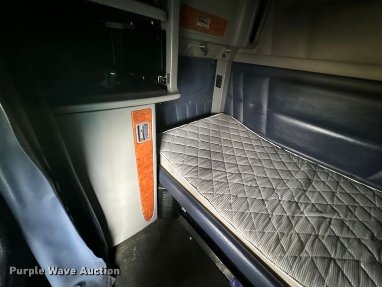 image for item EJ2725 2011 Peterbilt 386 semi truck