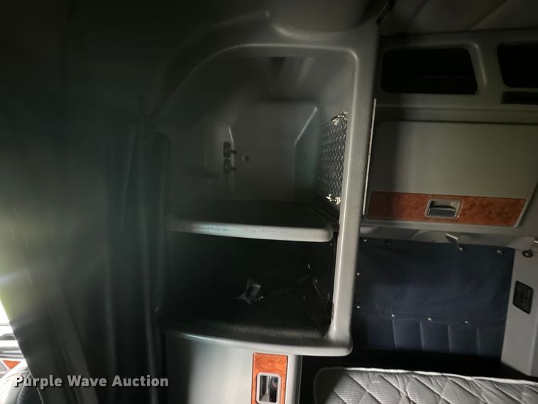 image for item EJ2725 2011 Peterbilt 386 semi truck