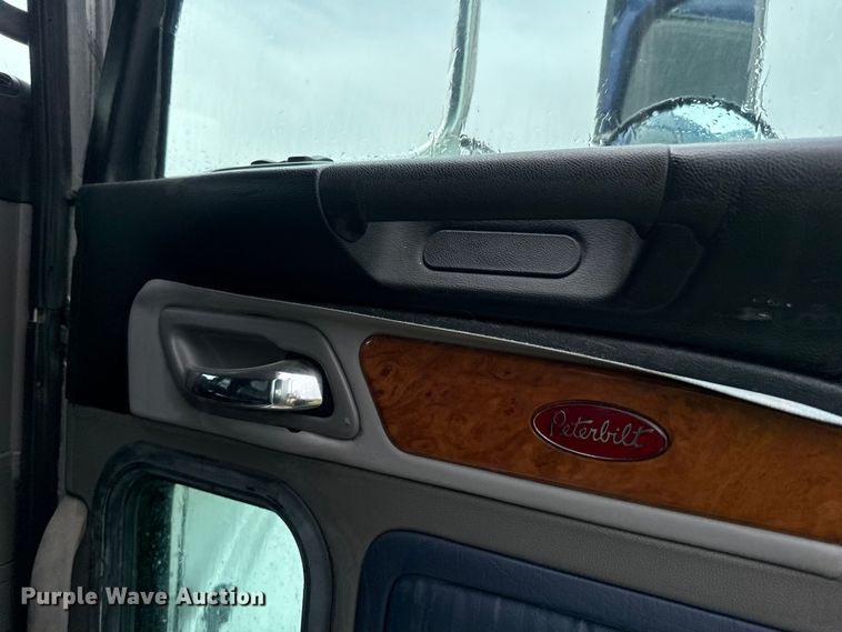 image for item EJ2725 2011 Peterbilt 386 semi truck