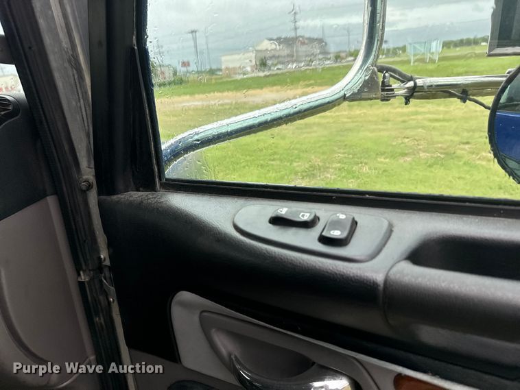 image for item EJ2725 2011 Peterbilt 386 semi truck