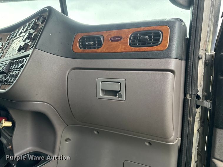 image for item EJ2725 2011 Peterbilt 386 semi truck