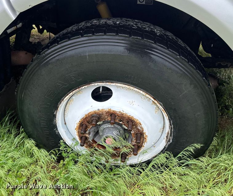 image for item EJ2725 2011 Peterbilt 386 semi truck