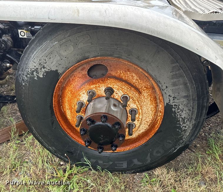 image for item EJ2725 2011 Peterbilt 386 semi truck