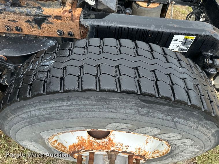 image for item EJ2725 2011 Peterbilt 386 semi truck