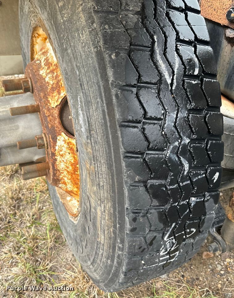 image for item EJ2725 2011 Peterbilt 386 semi truck