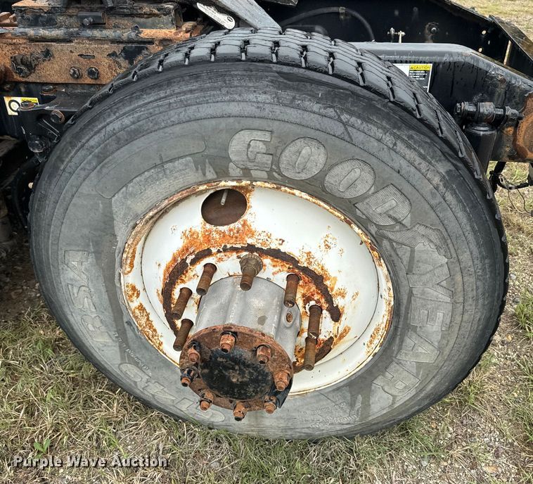 image for item EJ2725 2011 Peterbilt 386 semi truck