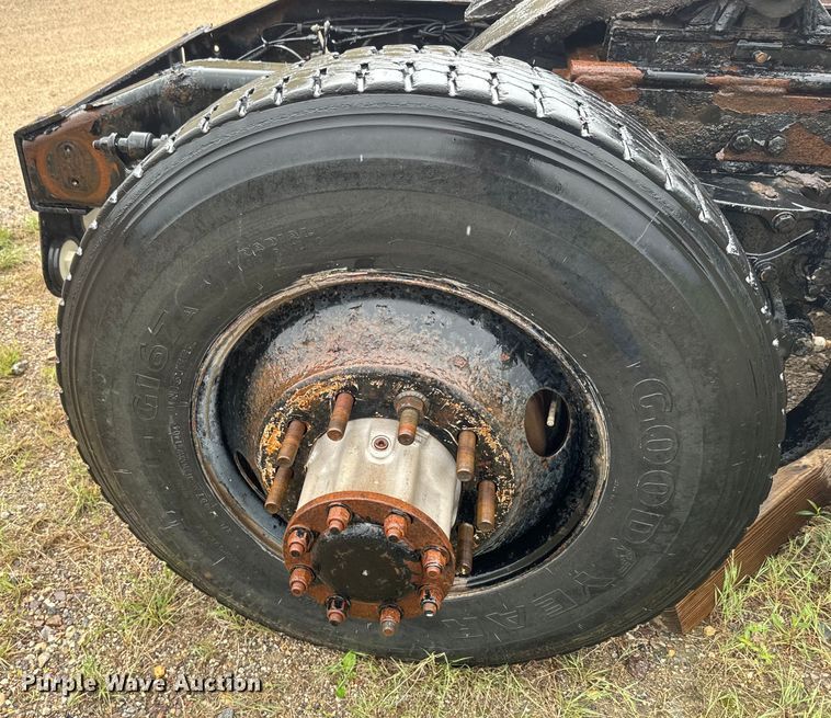 image for item EJ2725 2011 Peterbilt 386 semi truck