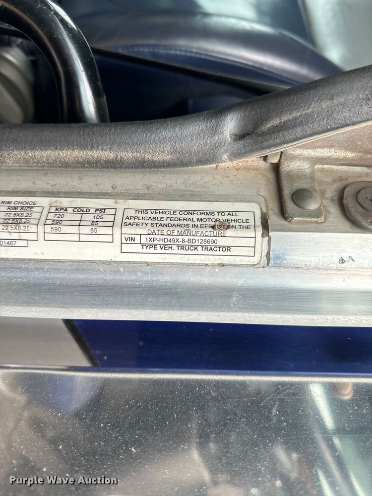 image for item EJ2725 2011 Peterbilt 386 semi truck