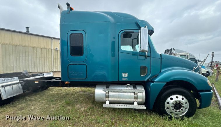 image for item EJ2726 2010 Freightliner Columbia semi truck