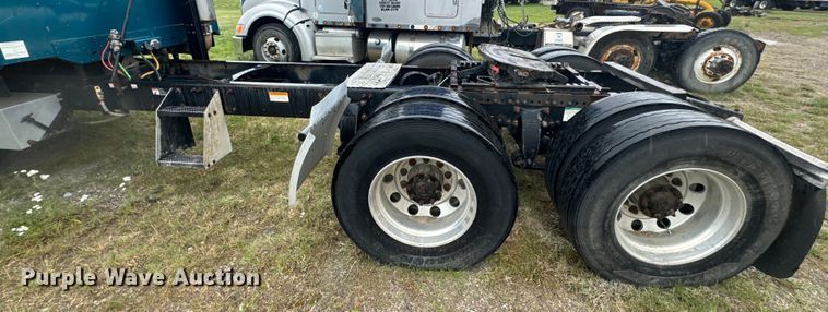 image for item EJ2726 2010 Freightliner Columbia semi truck