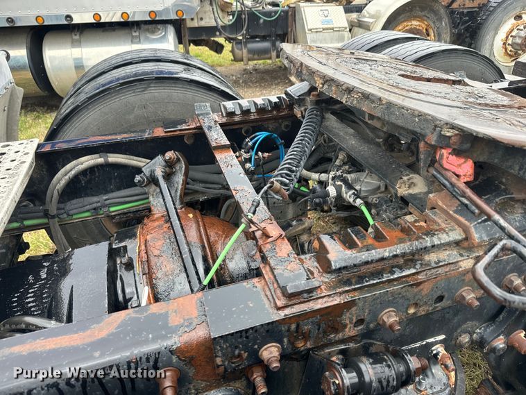 image for item EJ2726 2010 Freightliner Columbia semi truck