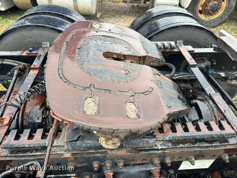 image for item EJ2726 2010 Freightliner Columbia semi truck