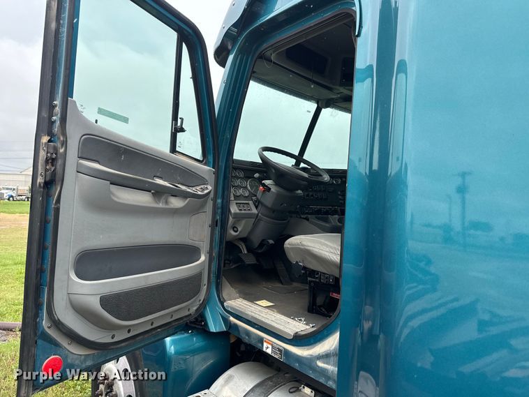 image for item EJ2726 2010 Freightliner Columbia semi truck