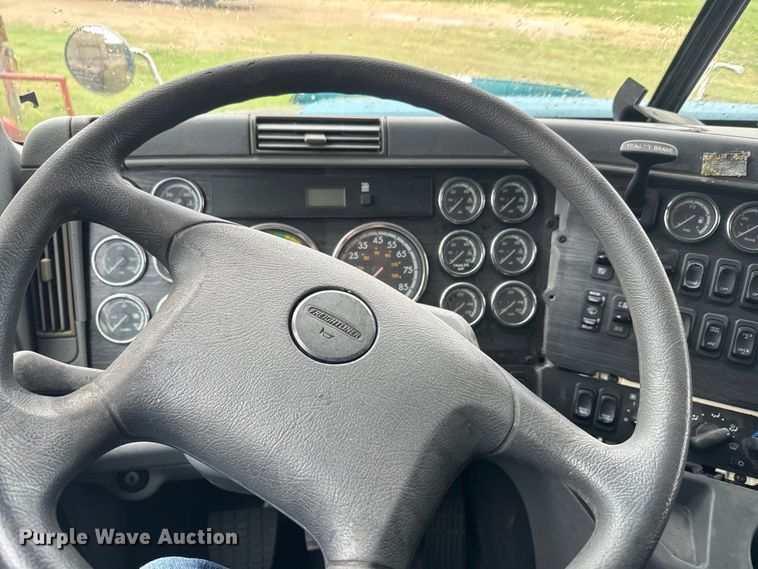image for item EJ2726 2010 Freightliner Columbia semi truck