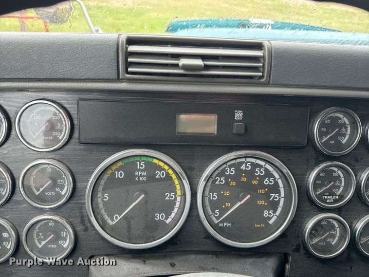 image for item EJ2726 2010 Freightliner Columbia semi truck