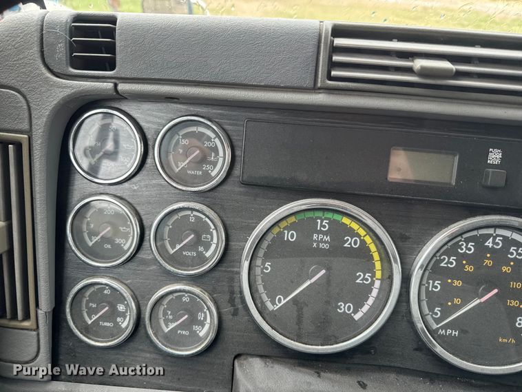 image for item EJ2726 2010 Freightliner Columbia semi truck