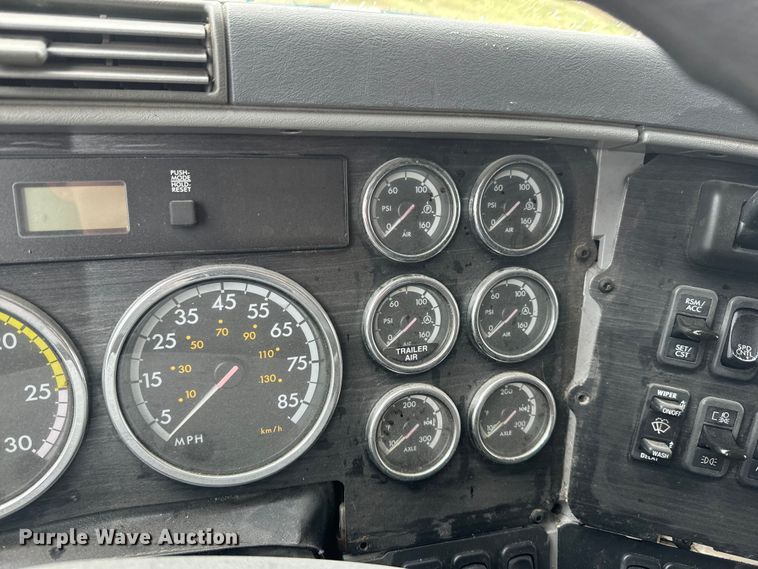 image for item EJ2726 2010 Freightliner Columbia semi truck