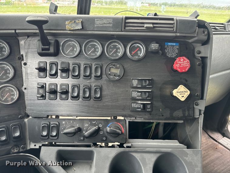 image for item EJ2726 2010 Freightliner Columbia semi truck