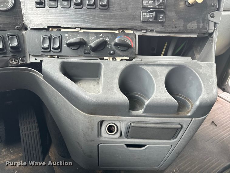 image for item EJ2726 2010 Freightliner Columbia semi truck