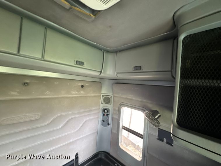 image for item EJ2726 2010 Freightliner Columbia semi truck