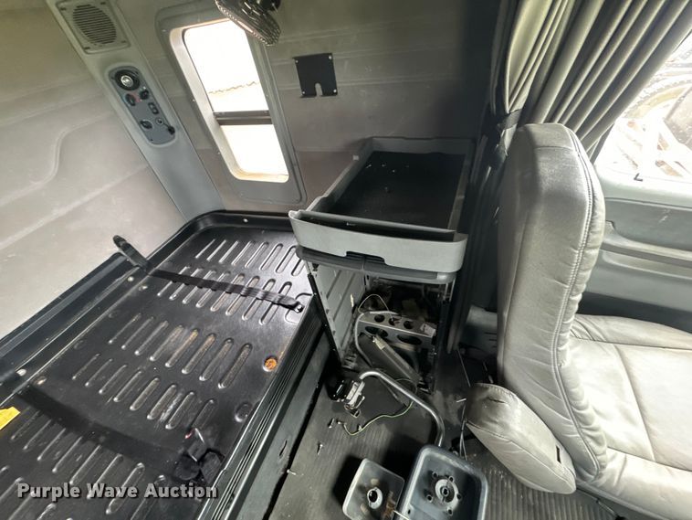 image for item EJ2726 2010 Freightliner Columbia semi truck