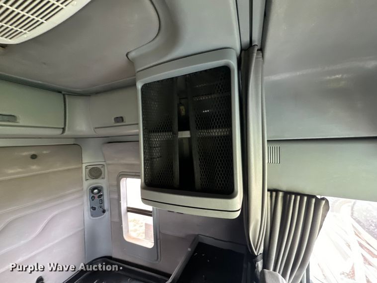 image for item EJ2726 2010 Freightliner Columbia semi truck