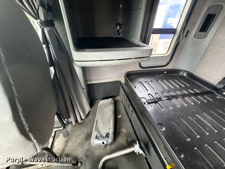 image for item EJ2726 2010 Freightliner Columbia semi truck