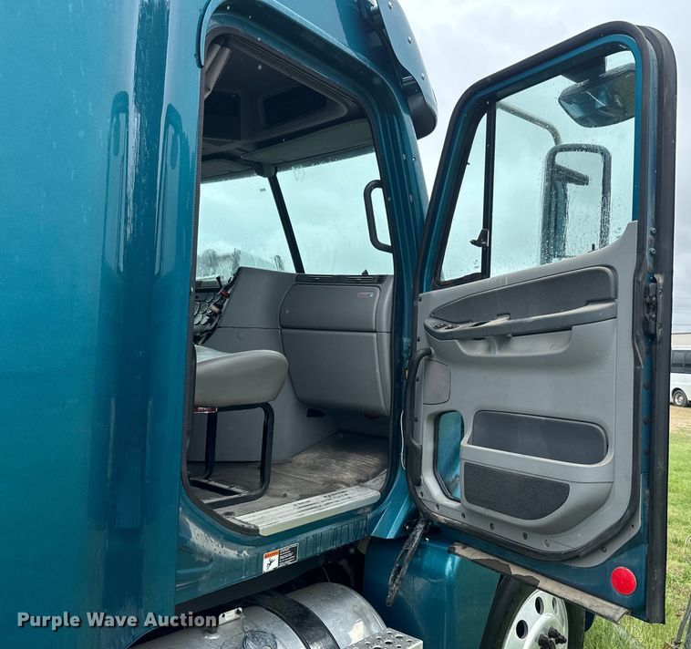 image for item EJ2726 2010 Freightliner Columbia semi truck