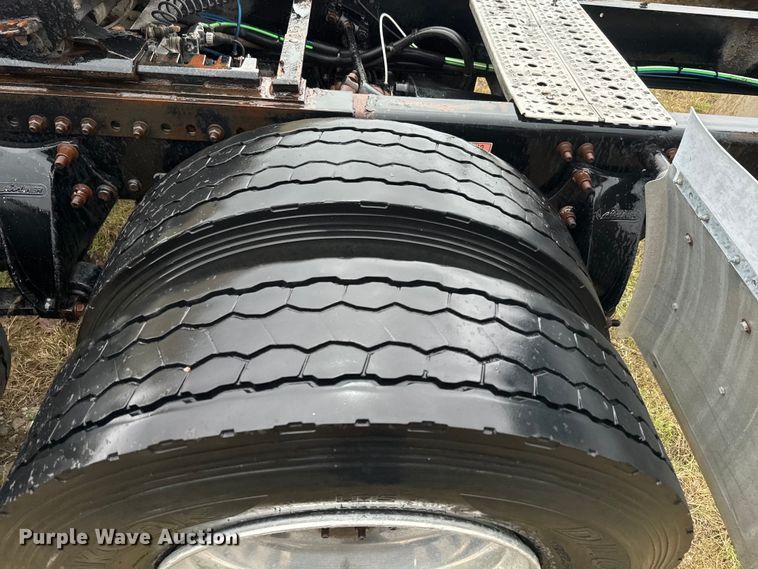 image for item EJ2726 2010 Freightliner Columbia semi truck