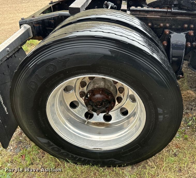 image for item EJ2726 2010 Freightliner Columbia semi truck